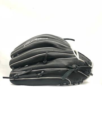 AMO 102 Akadema's baseball gloves uses torino leather